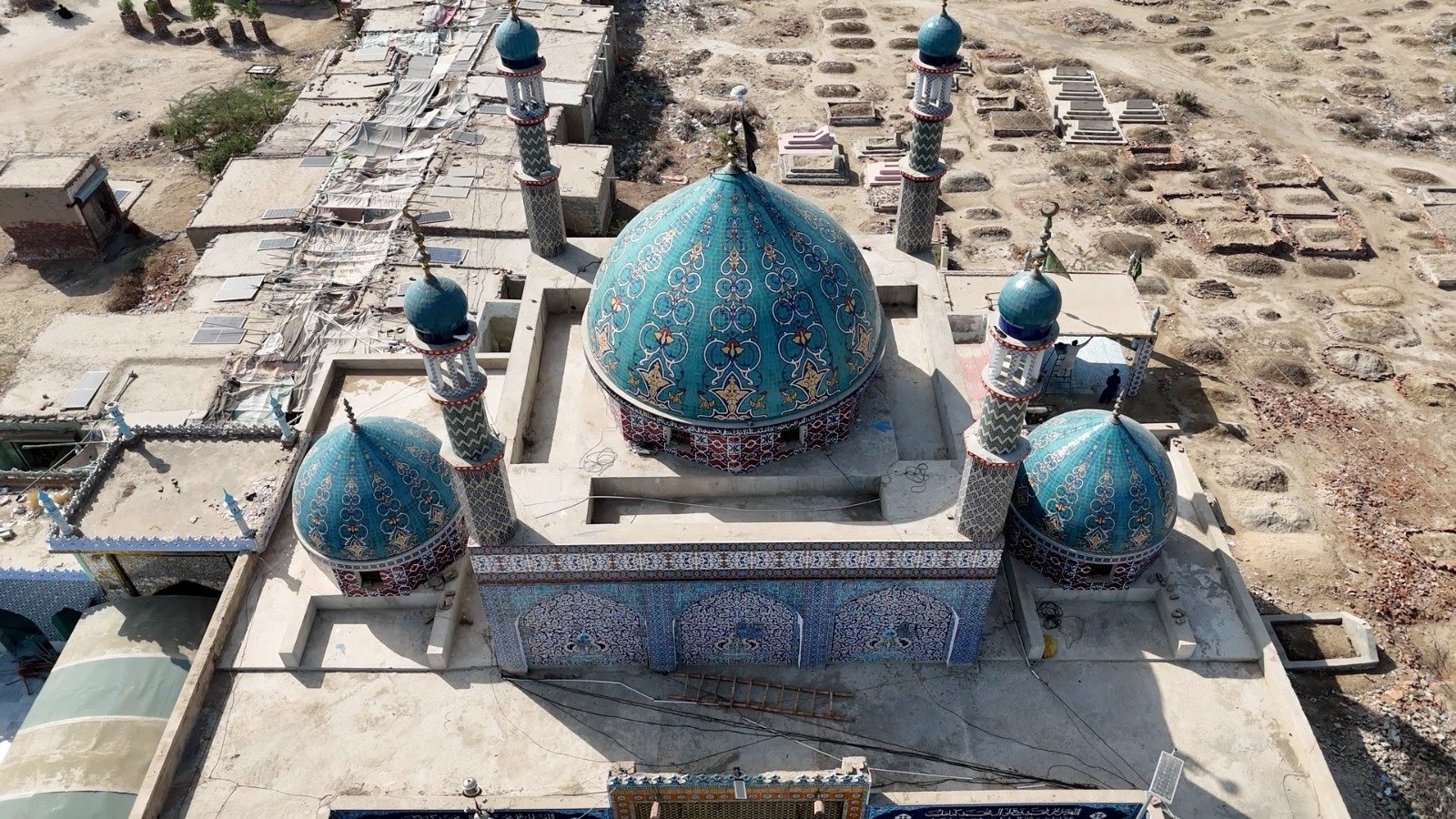 نواب شاہ: درگاہ کے باہر لوگوں کو درختوں کے ساتھ کیوں باندھ دیا جاتا ہے؟