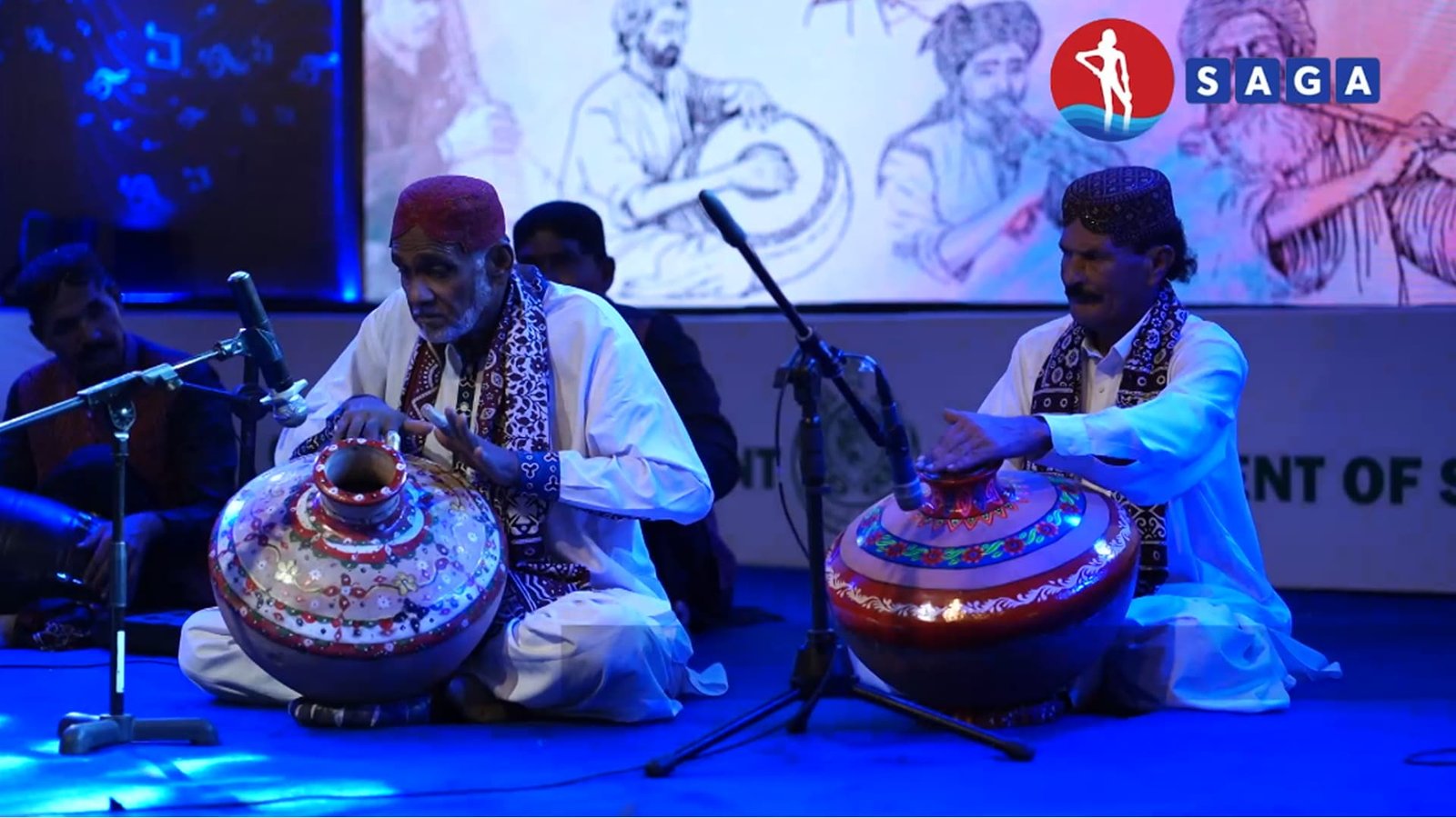 سادگی کے باوجود تال اور لے کا مضبوط سہارا سمجھنے والے قدیم ساز گھڑے (مٹکے) بجانے والے ماہر احمد شیخ سے سنیے گھڑے کے سُر