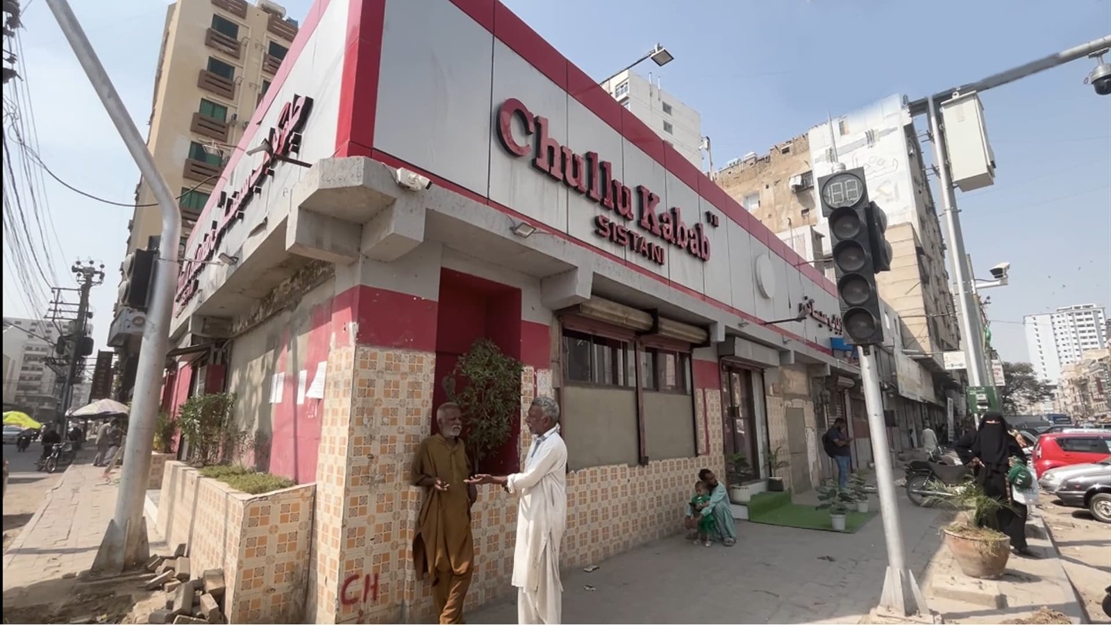 کراچی: خوشبودار چاولوں پر کباب، مکھن کے تڑکے اور مخصوص مصالحوں والی ایرانی ڈش’چُلو کباب’