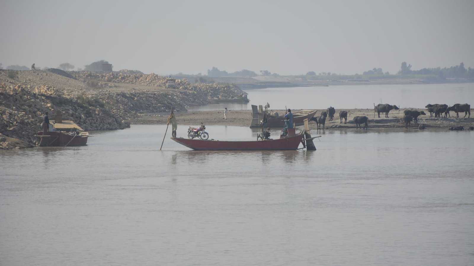‘دریائے سندھ بہتا ہے تو سندھ کی ثقافت زندہ رہتی ہے’: کندھ کوٹ ضلع میں دریائے سندھ کا کچہ کیسا نظر آتا ہے؟