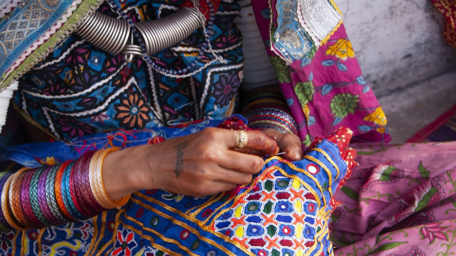 تھر کی خواتین کا روایتی لباس گج، جس کے ہر رنگ کا منفرد مطلب