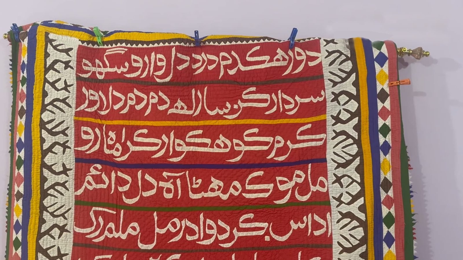 ڈیپلو: والد نے بیٹے کو تحفہ دینے کے لیے بغیر نقطوں کے اشعار والی منفرد رلی چھ سال میں بنائی، جو 60 سالوں سے محفوظ ہے