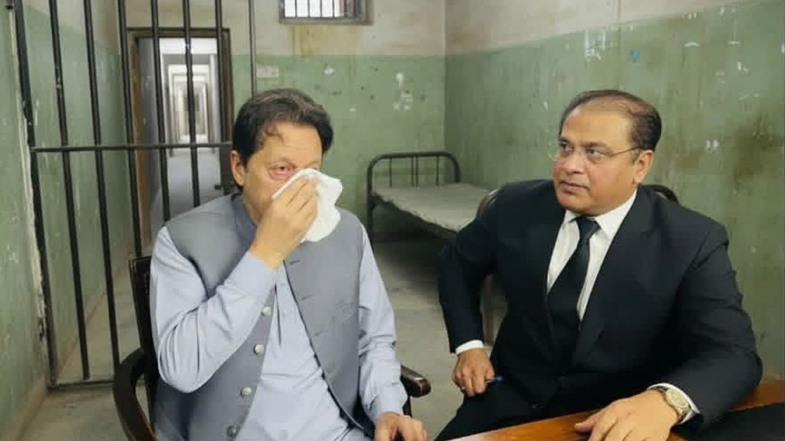نواز شریف کے پلیٹ لیٹس کی طرح عمران خان کی کم ہوتی بینائی، کیا عمران خان نواز شریف بننے پر تیار ہوچکے ہیں؟