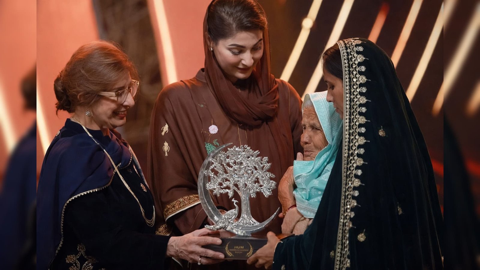 تاریخ کا انتقام:  پاکستان آرمی کے ہاتھوں ہلاک مائی جندو کے بیٹوں کو نواز شریف حکومت نے ڈاکو قرار دیا، مریم نواز نے مائی جندو کو ‘رول ماڈل ایوارڈ’ دیا