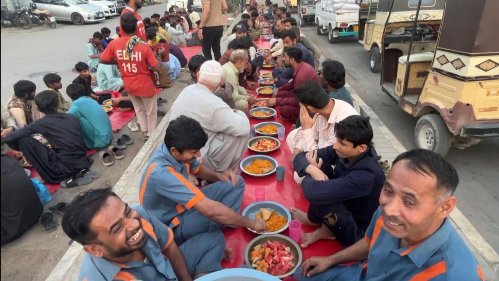 کراچی: ملیے رمضان المبارک کے دوران افطار کا اہتمام کرنے والے ہندو نوجوانوں کے گروپ کے رکن کُنال کمار سے