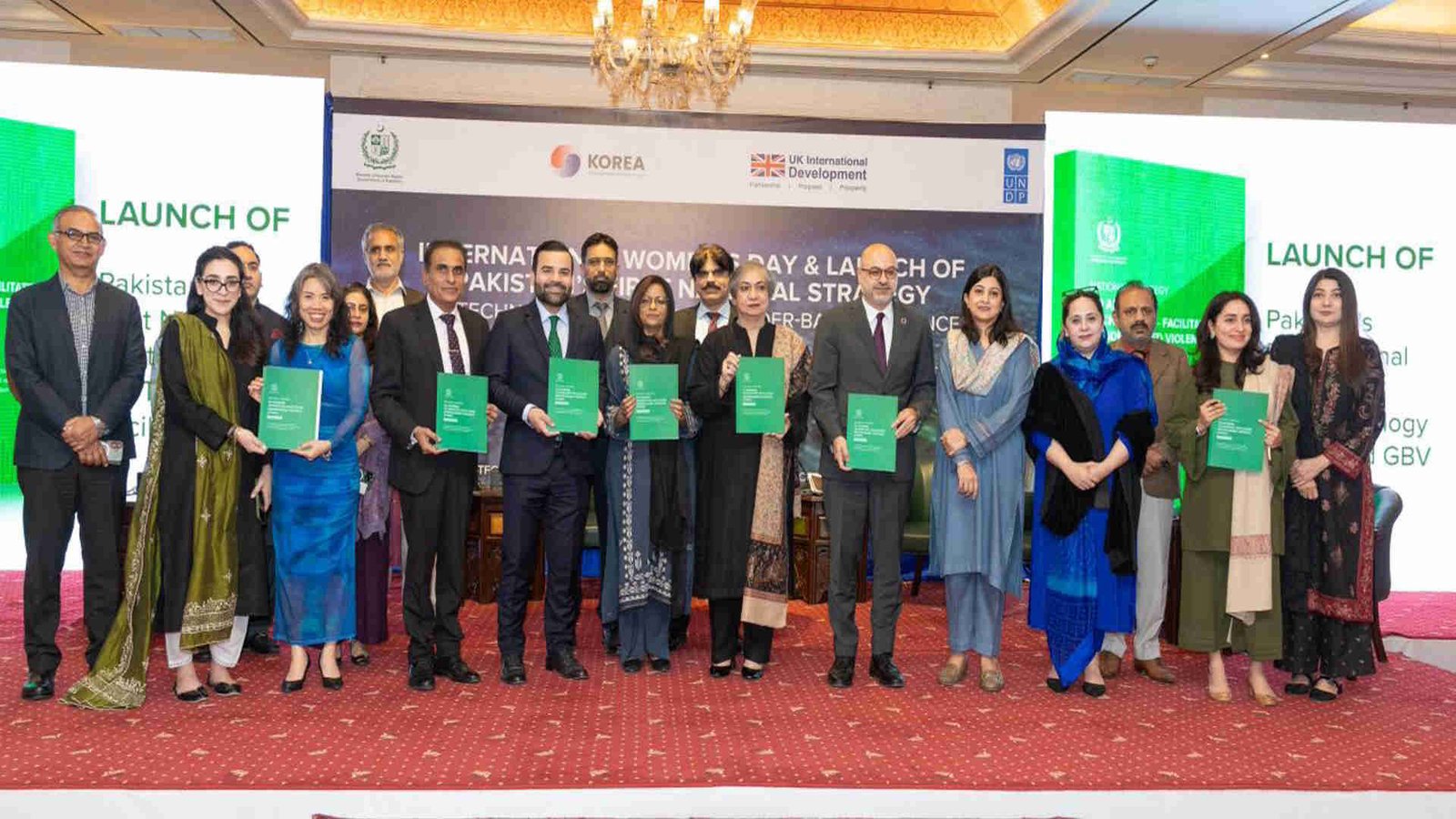 2024 میں پاکستان کی 80 لاکھ نئی خواتین کے انٹرنیٹ سے جڑنے کے ساتھ ایک لاکھ 35 ہزار سائبر کرائم شکایات، ملک میں پہلی نیشنل اسٹریٹجی کا آغاز