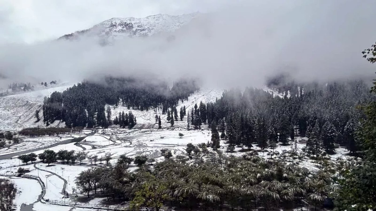 مارچ کے آخر میں برف کی واپسی، کیا پاکستان کے زیر انتظام کشمیر کے موسم یکسر بدل رہے ہیں؟