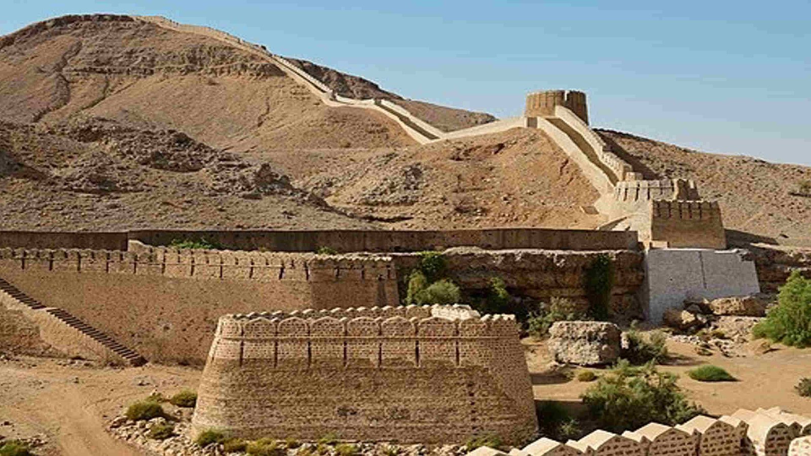 ‘دیوارِ سندھ’: کیرتھر پہاڑی سلسلے کی ویران اور سنگلاخ پہاڑیوں کے درمیان واقع قدیم رنی کوٹ کا قلعہ