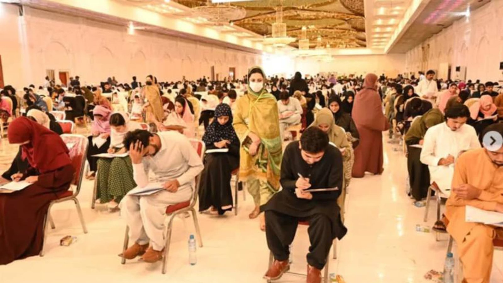 سندھ میں خواتین اساتذہ کی بھرتیوں کا معاملہ: پالیسی اور میرٹ میں عدم توازن پر سوالات
