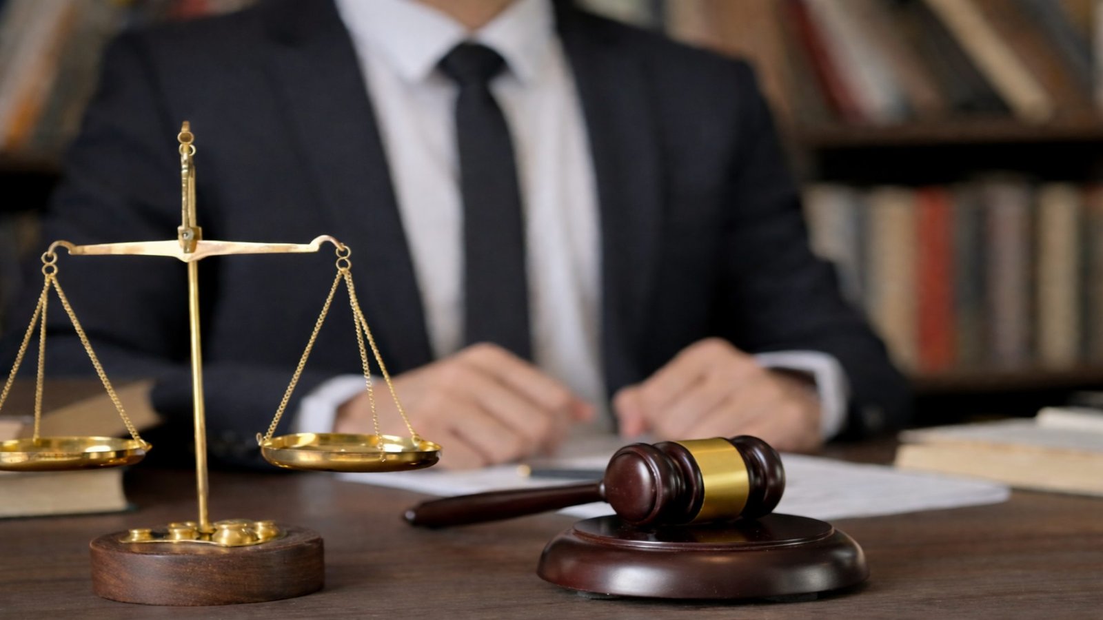 سپریم کورٹ کے ریمارکس: بیوی کو منانے کے لیے اسلحہ لے کر جانا کون سی شرافت ہے؟