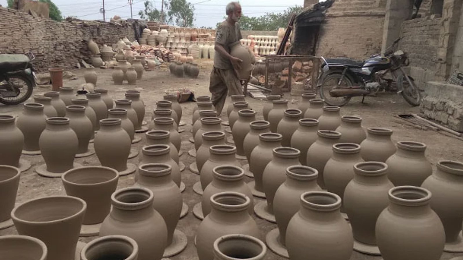 مٹی سے محبت کا سفر: سندھ کے روایتی کمھار کا فن کیوں دم توڑ رہا ہے؟