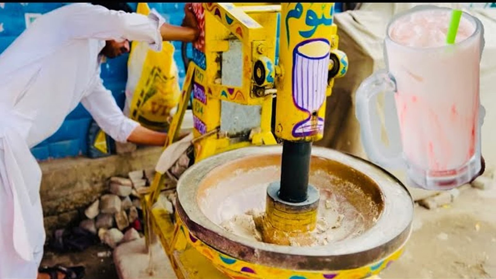سانگھڑ : شدید گرمی میں اور سندھ کی روائتی شربت تھادل کی بڑھتی مقبولیت