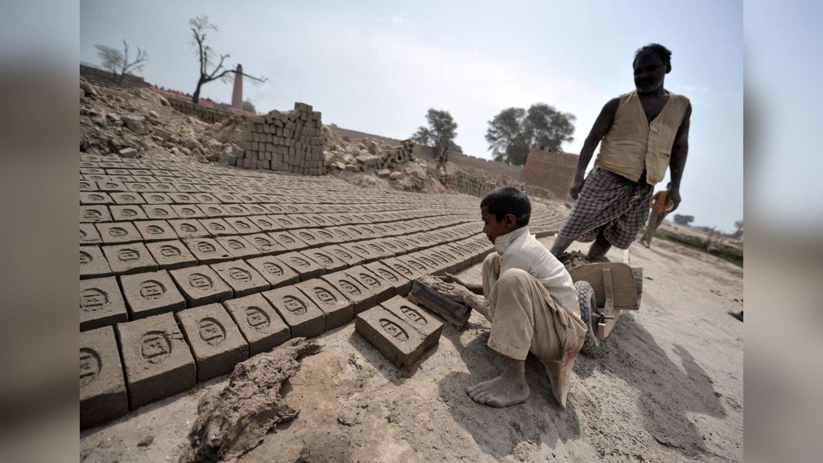 پاکستان میں 66 لاکھ بچے زائد خطرناک نوعیت کی مزدوری پر مجبور کیوں؟ این سی ایچ آر، یونیسیف کی تازہ رپورٹ میں نئے انکشافات