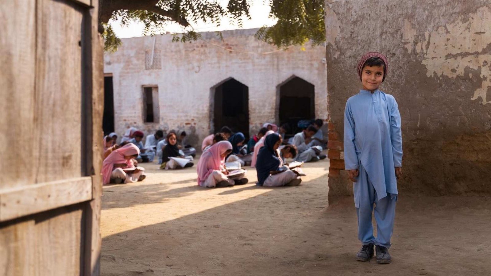 پاکستان میں تعلیم کا بحران برقرار، ڈھائی کروڑ سے زیادہ بچے اسکول نہیں جا رہے: رپورٹ