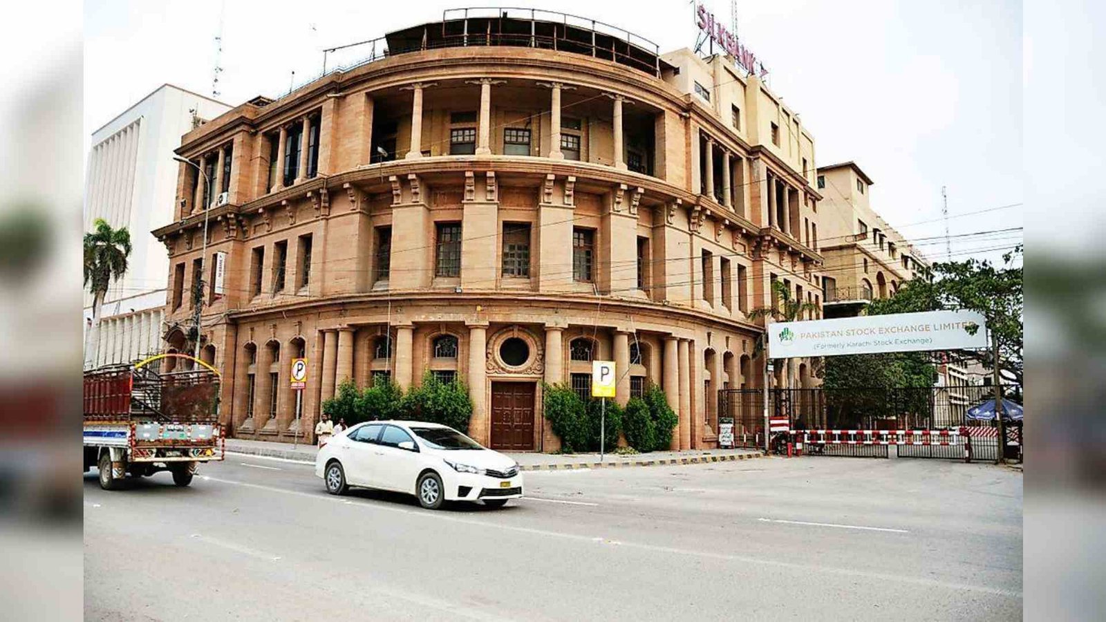 زاویہ: مالیاتی بحران، آبنائے ہرمز کی بندش، عالمی مالیاتی فنڈ کی زنجیریں اور پاکستان کے لیے نادہندگی کا خطرہ