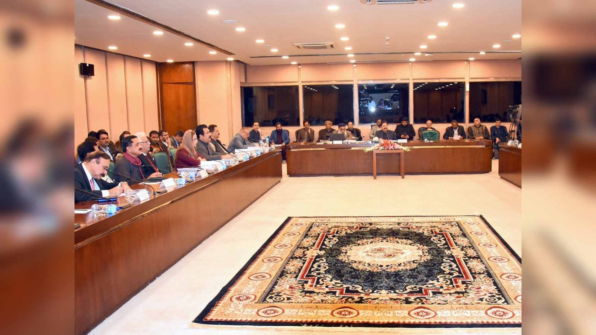 وفاقی حکومت، سرکاری افسران کے اثاثوں کی مکمل معلومات کو خفیہ کیوں رکھنا چاہتی ہے؟