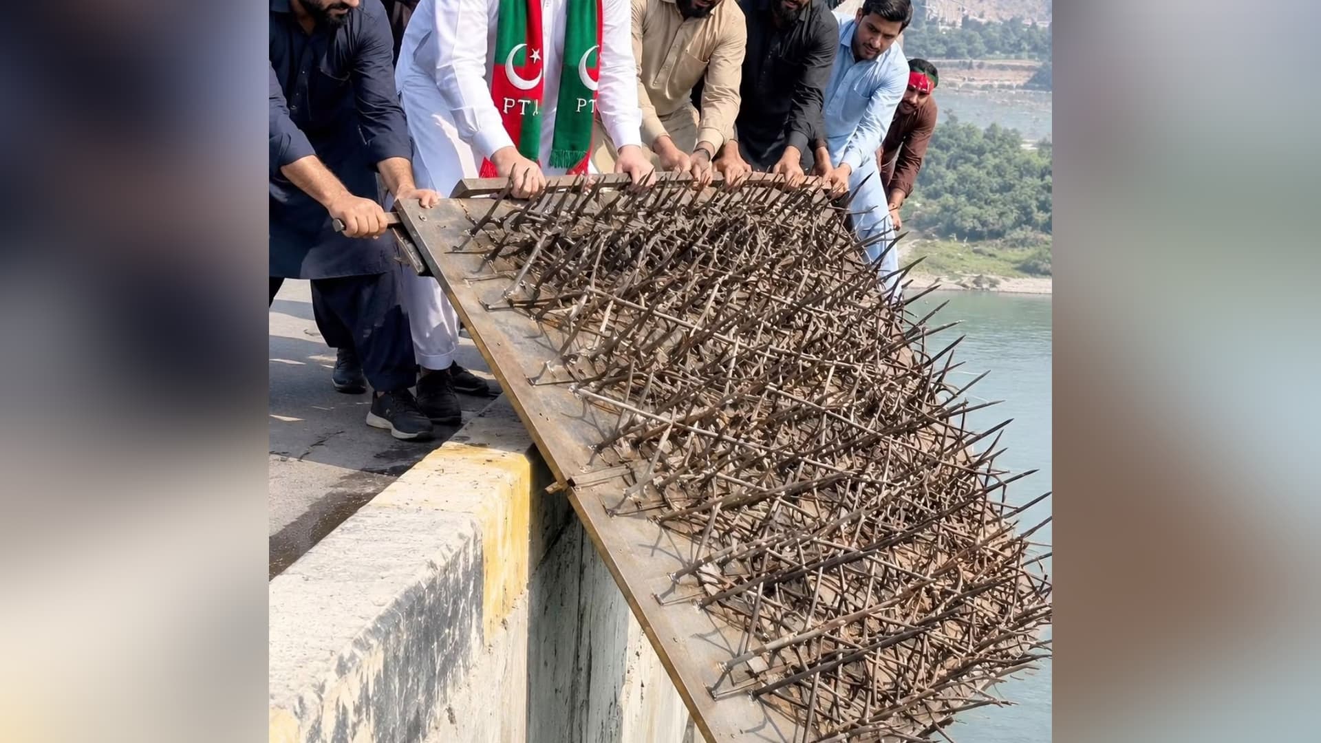 سیاسی کشمکش سے ماحولیاتی المیے تک: دریاؤں میں پھینکی گئی لوہے کی رکاوٹیں، ایک خاموش خطرہ