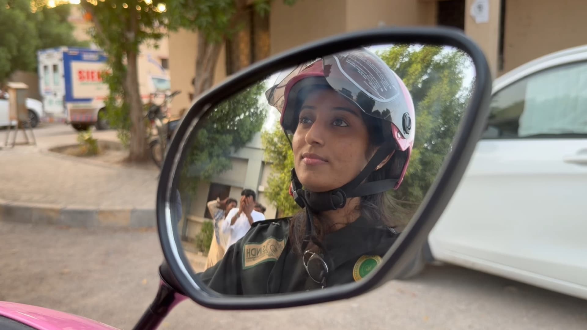 میرپورخاص: مفت پنک اسکوٹی ملنے کے بعد سلوچنا مالہی کو گھر سے دفتر پہنچنے میں کتنی آسانی ہوگی؟