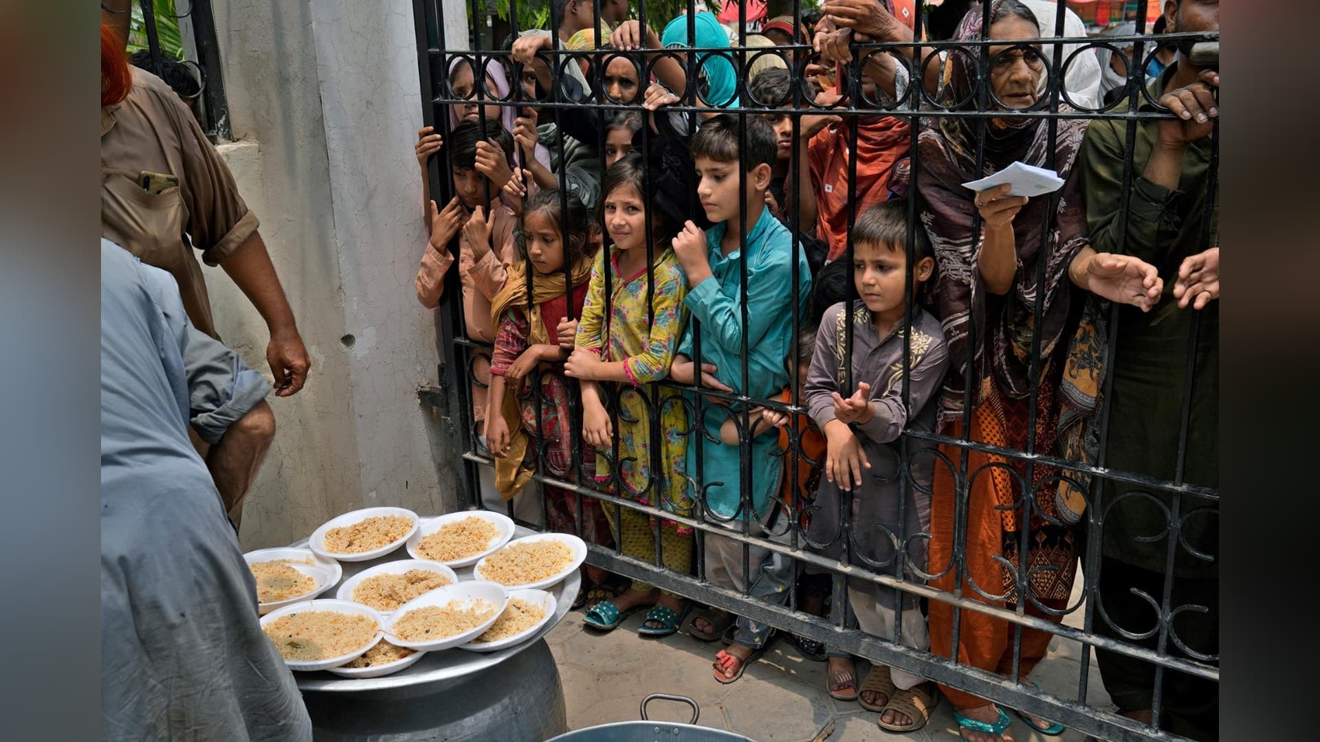 پاکستان میں غربت میں اضافہ، خطے کے انتہائی غریب افراد میں تقریباً نصف پاکستانی