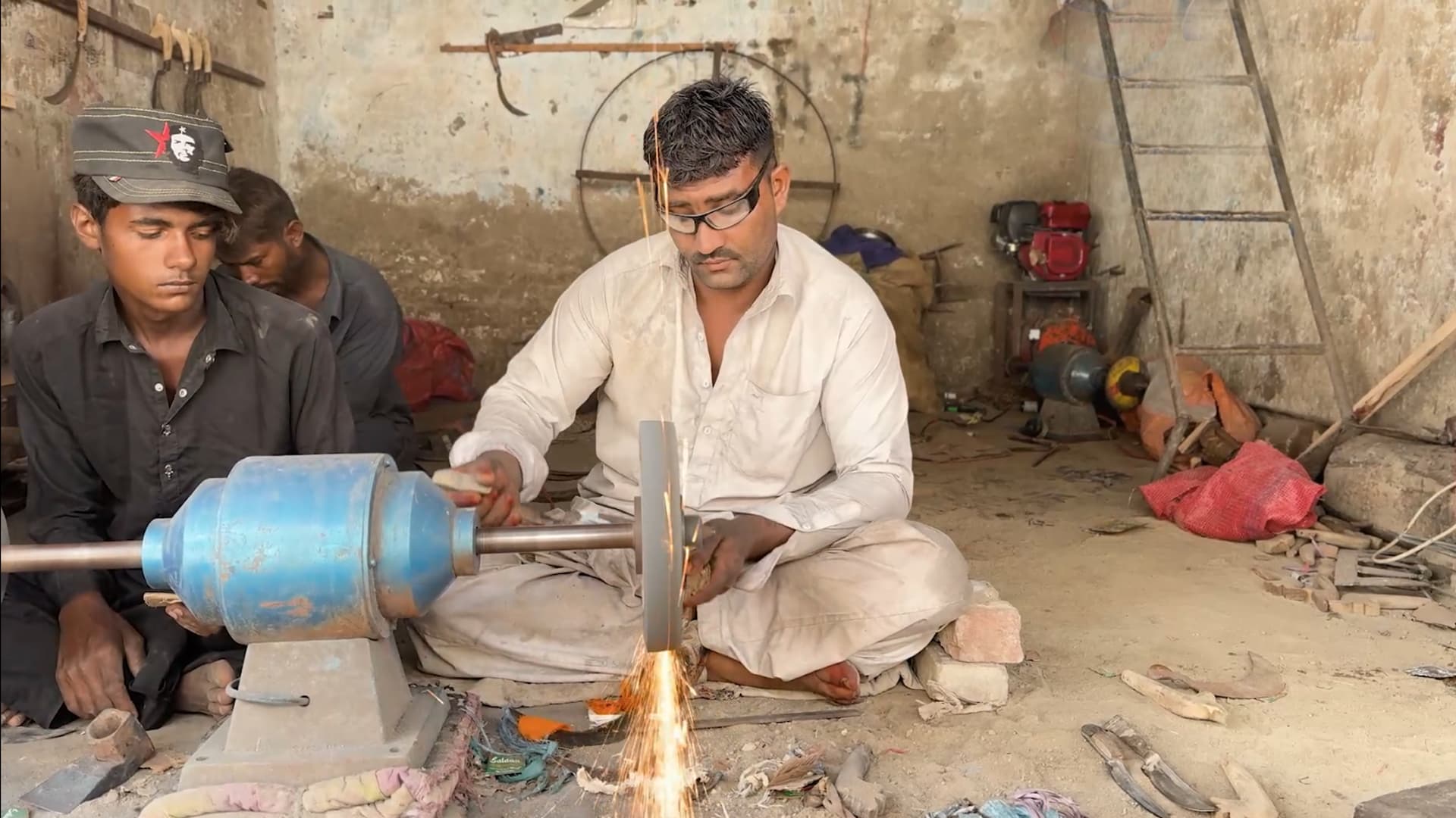 جدید مشینوں کے دور میں بھی سندھ کے لوہار کا صدیوں پرانا ہنر زندہ ہے
